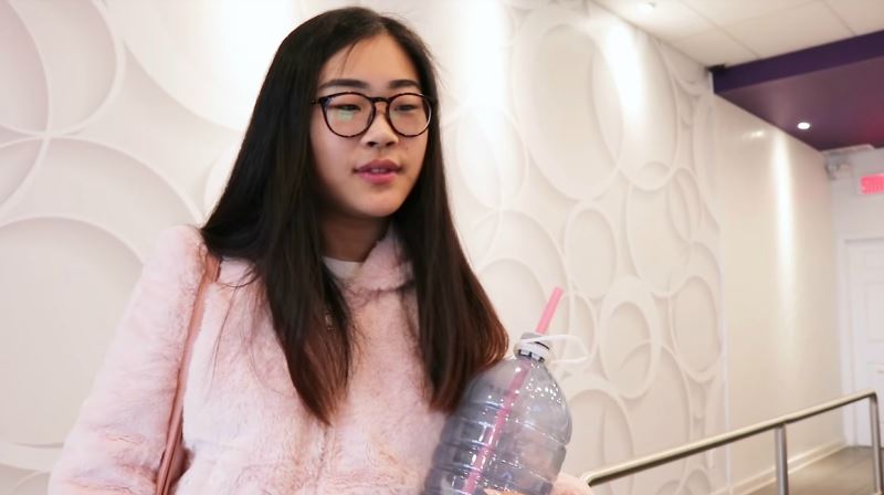 this girl drank 4 litres of bubble tea in 7 hours and people are loving it!