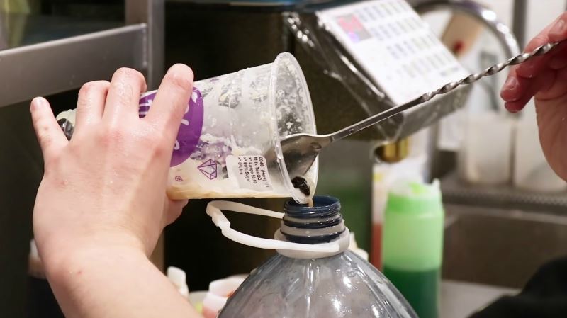 this girl drank 4 litres of bubble tea in 7 hours and people are loving it!