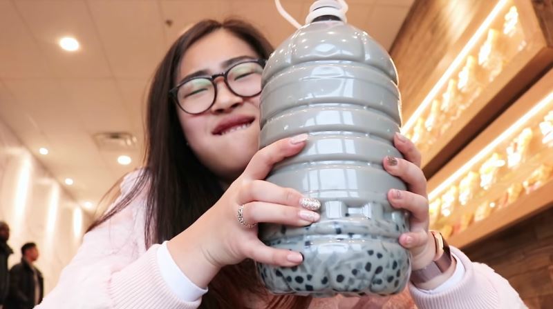 this girl drank 4 litres of bubble tea in 7 hours and people are loving it!