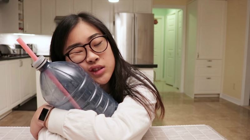 this girl drank 4 litres of bubble tea in 7 hours and people are loving it!