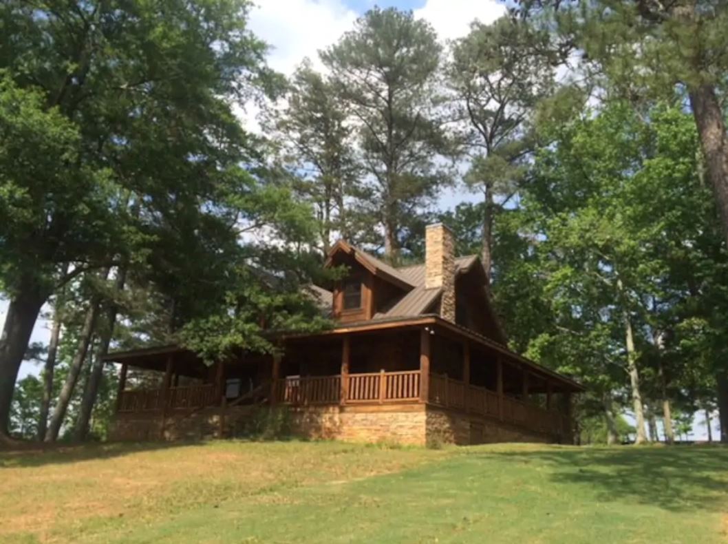 tony stark’s cabin in ‘avengers: endgame’ is now available for rent and we’re already packing out bags!