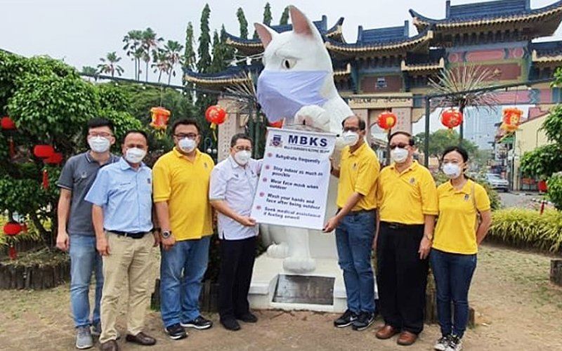 kuching’s iconic cat statue now wears a mask because of the haze