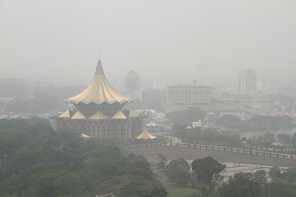 kuching’s iconic cat statue now wears a mask because of the haze