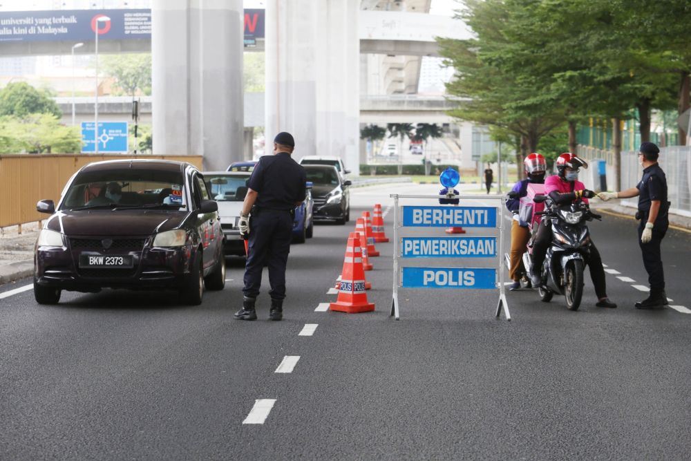 police officer saves puppy from drain while on roadblock duty and wins netizens’ hearts