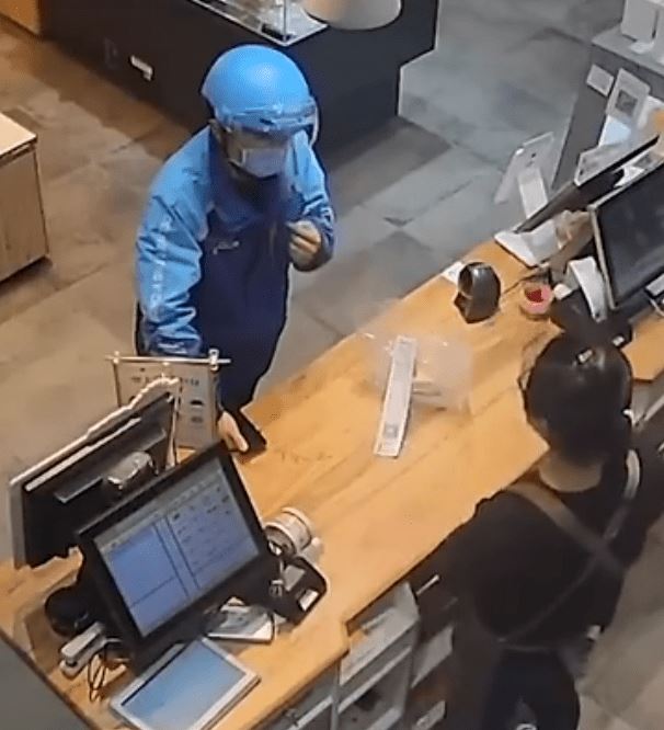delivery man broke down in tears after customers bought a cake for him on his birthday