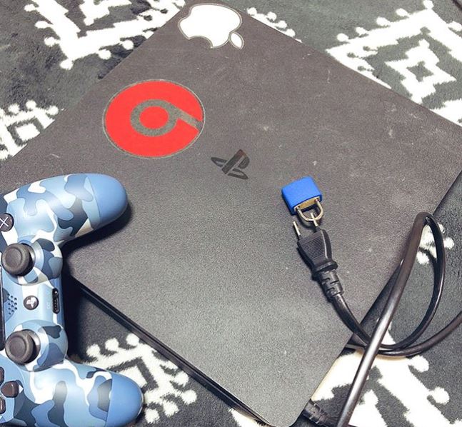 these parents padlocked their kids’ ps4 so they’ll study more