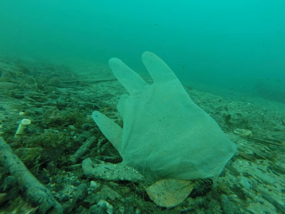 disposable face masks and ppe have been found littering the ocean floors 