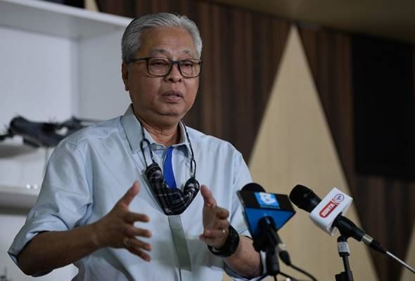 senior minister: 3 people now allowed in one car during cmco