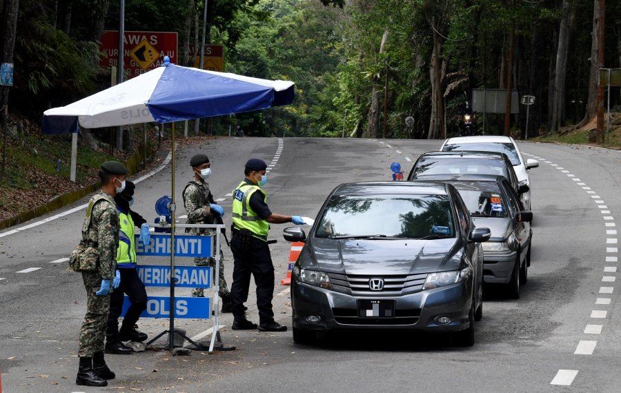 senior minister: 3 people now allowed in one car during cmco
