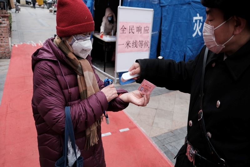 don’t use your wrists to take temperature, use your head, moh reminds