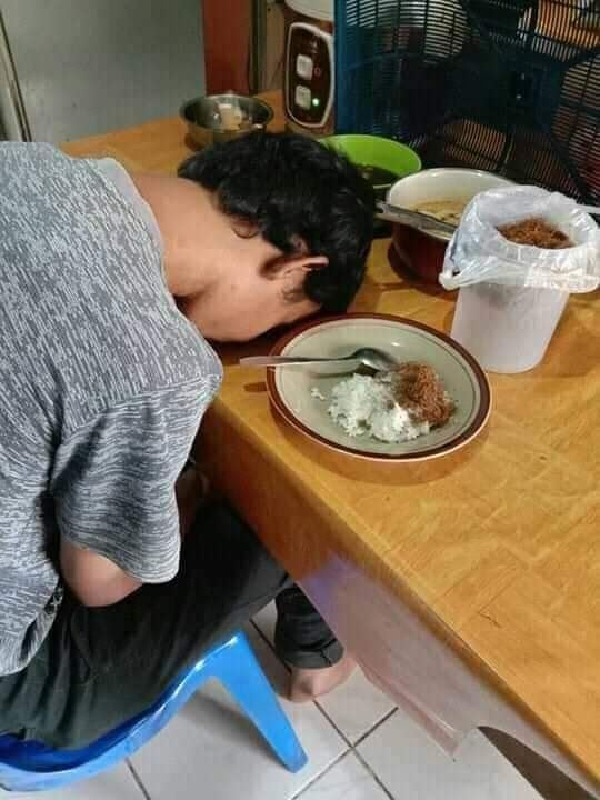 man goes viral after hilariously mistaking “serondeng” with tobacco