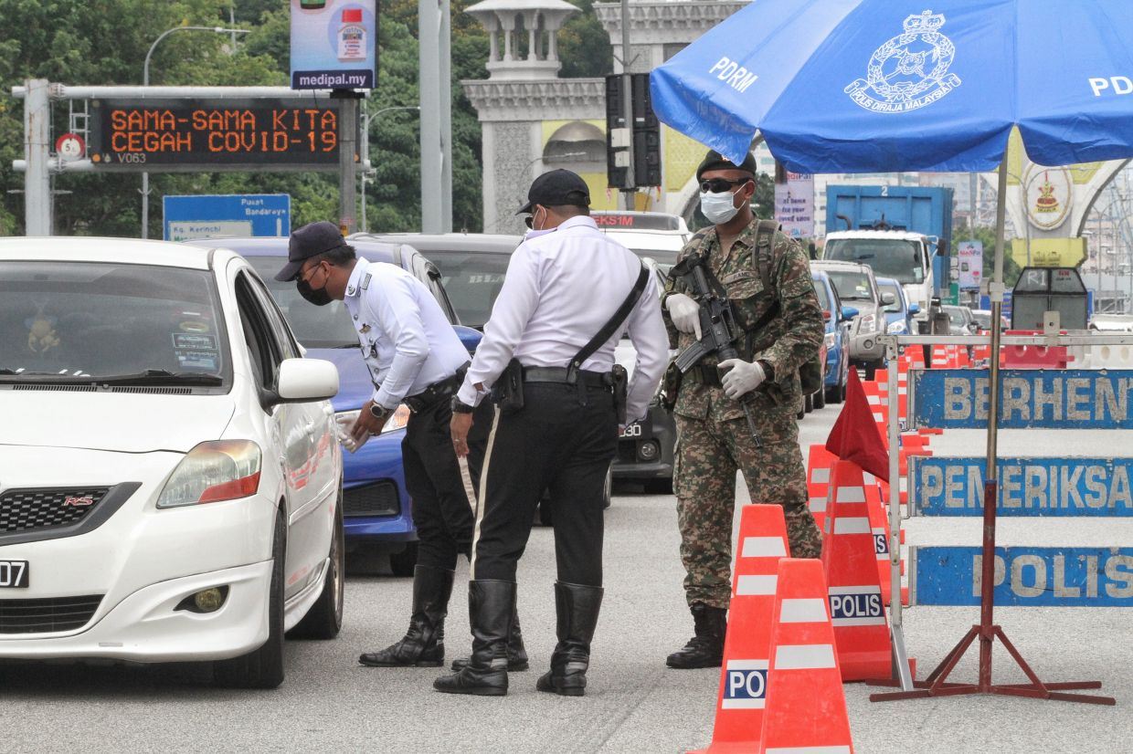 uncle who tried to hide his pink wristband under a towel caught by guard 
