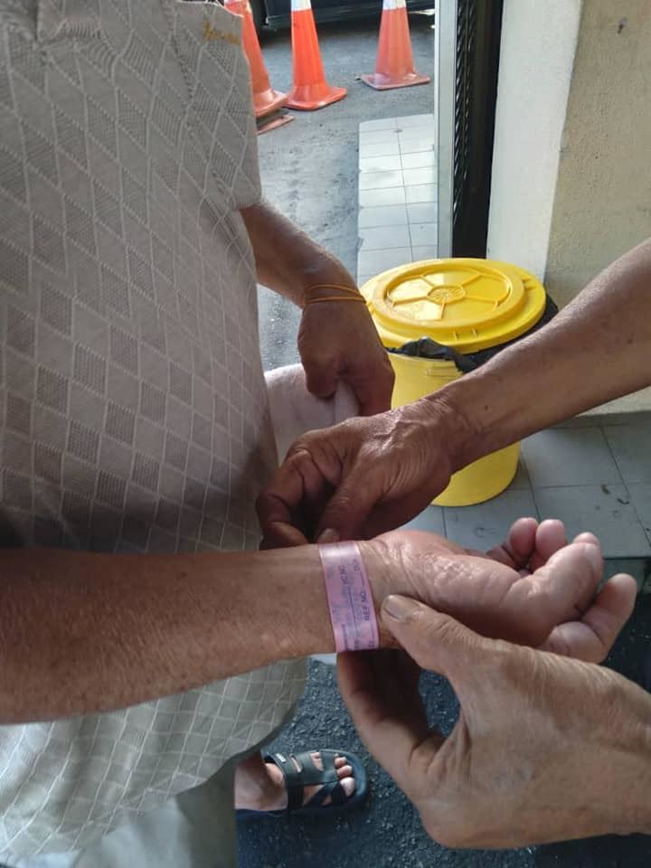 uncle who tried to hide his pink wristband under a towel caught by guard 