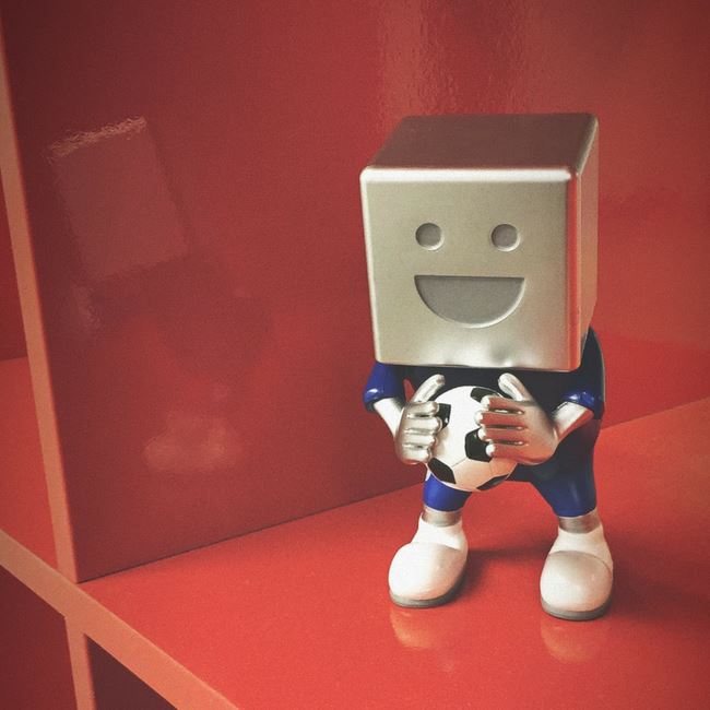 get this celcom limited-edition football figurines for free!  