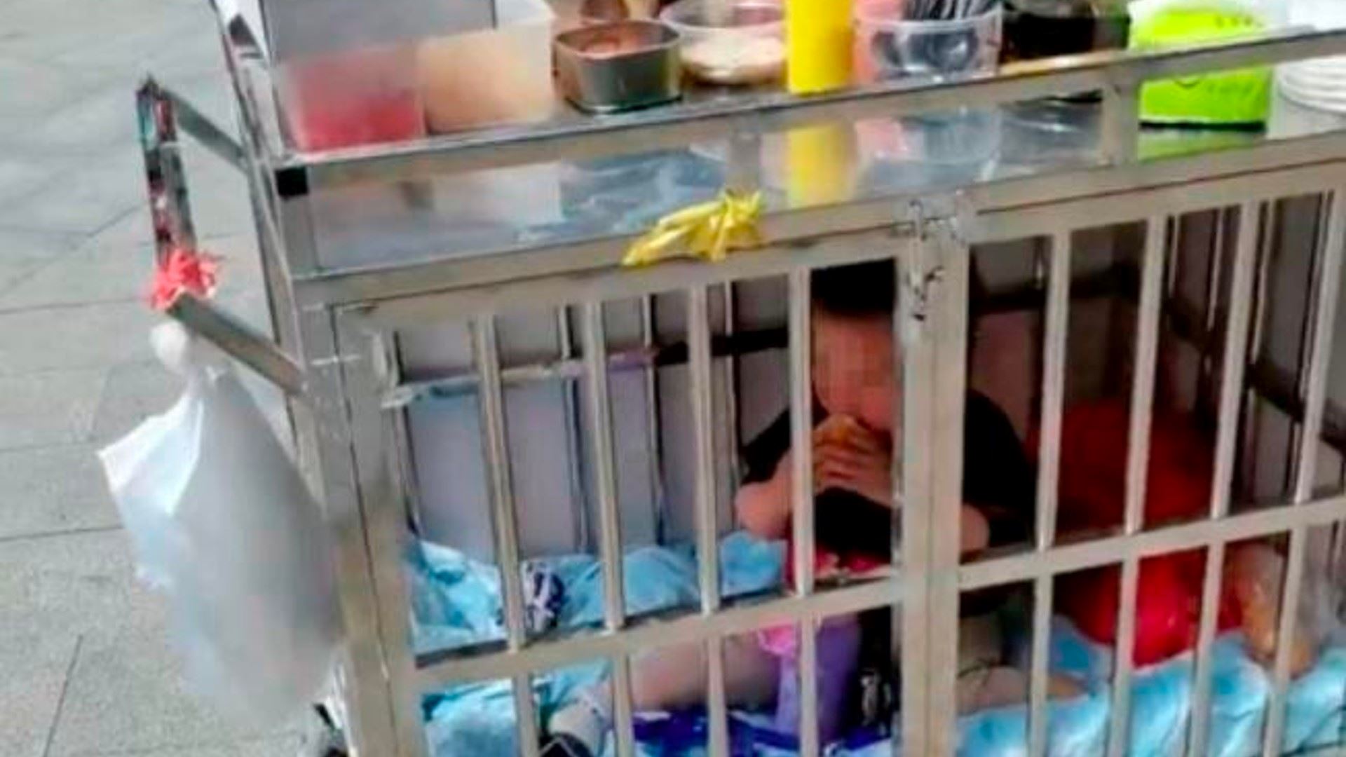 woman cages her son while she sells ice jelly