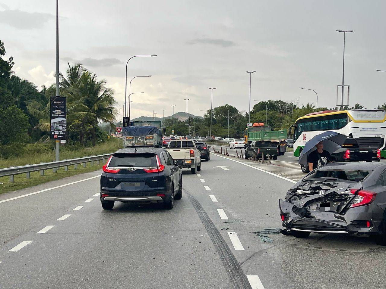 lorry with brake failure crashes into 15 vehicles near cyberjaya