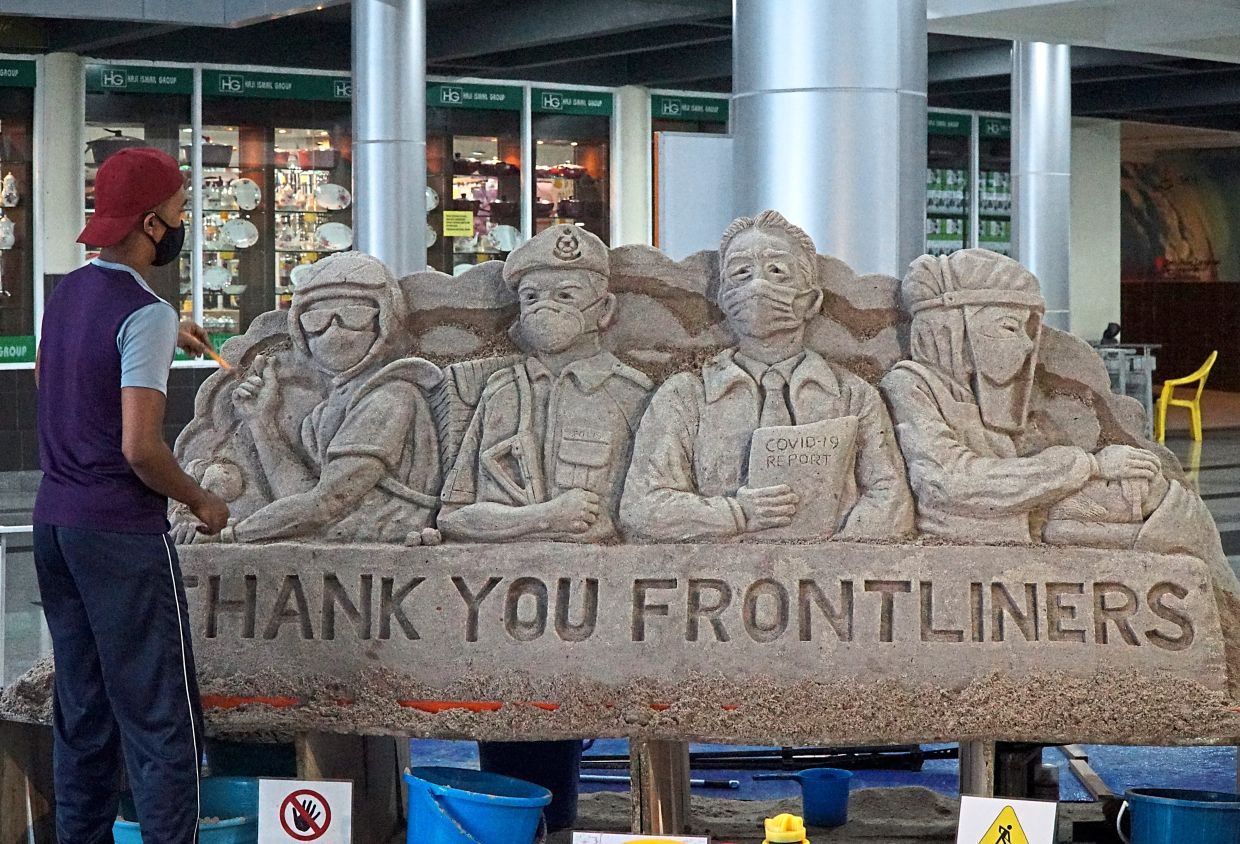 visual artist created a sand sculpture commemorating frontliners