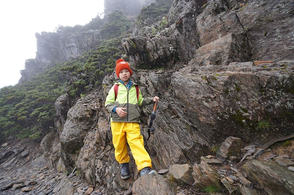 8-year-old boy hiked the tallest mountain in taiwan to fulfill his promise to his late mother