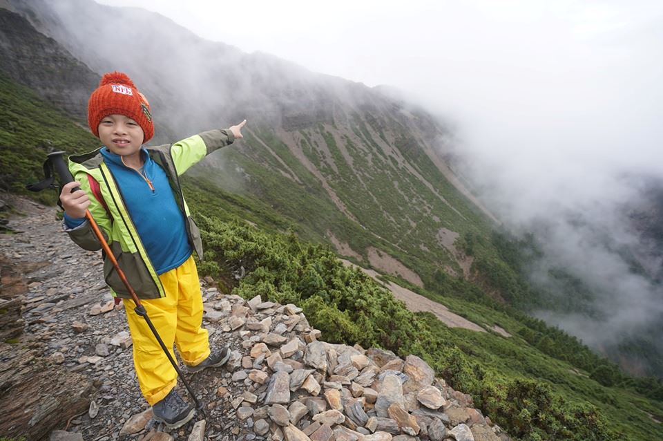8-year-old boy hiked the tallest mountain in taiwan to fulfill his promise to his late mother