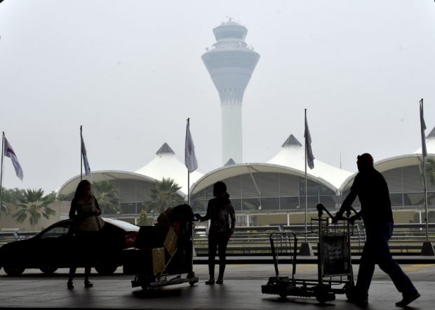 malaysian airports will only close if horizontal visibility drops below 400 metres