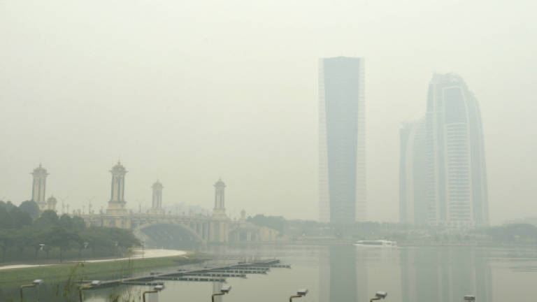 malaysian airports will only close if horizontal visibility drops below 400 metres