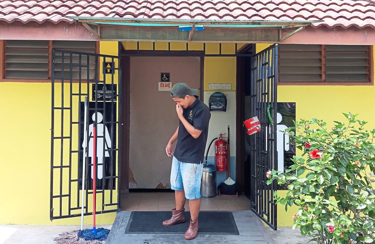 tun dr mahathir mohamad says malaysians don’t value cleanliness of public toilets