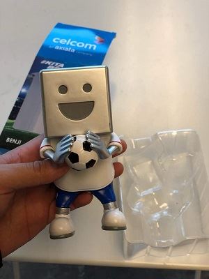 celcom送你5个限量版足球公仔   每个都各具特色