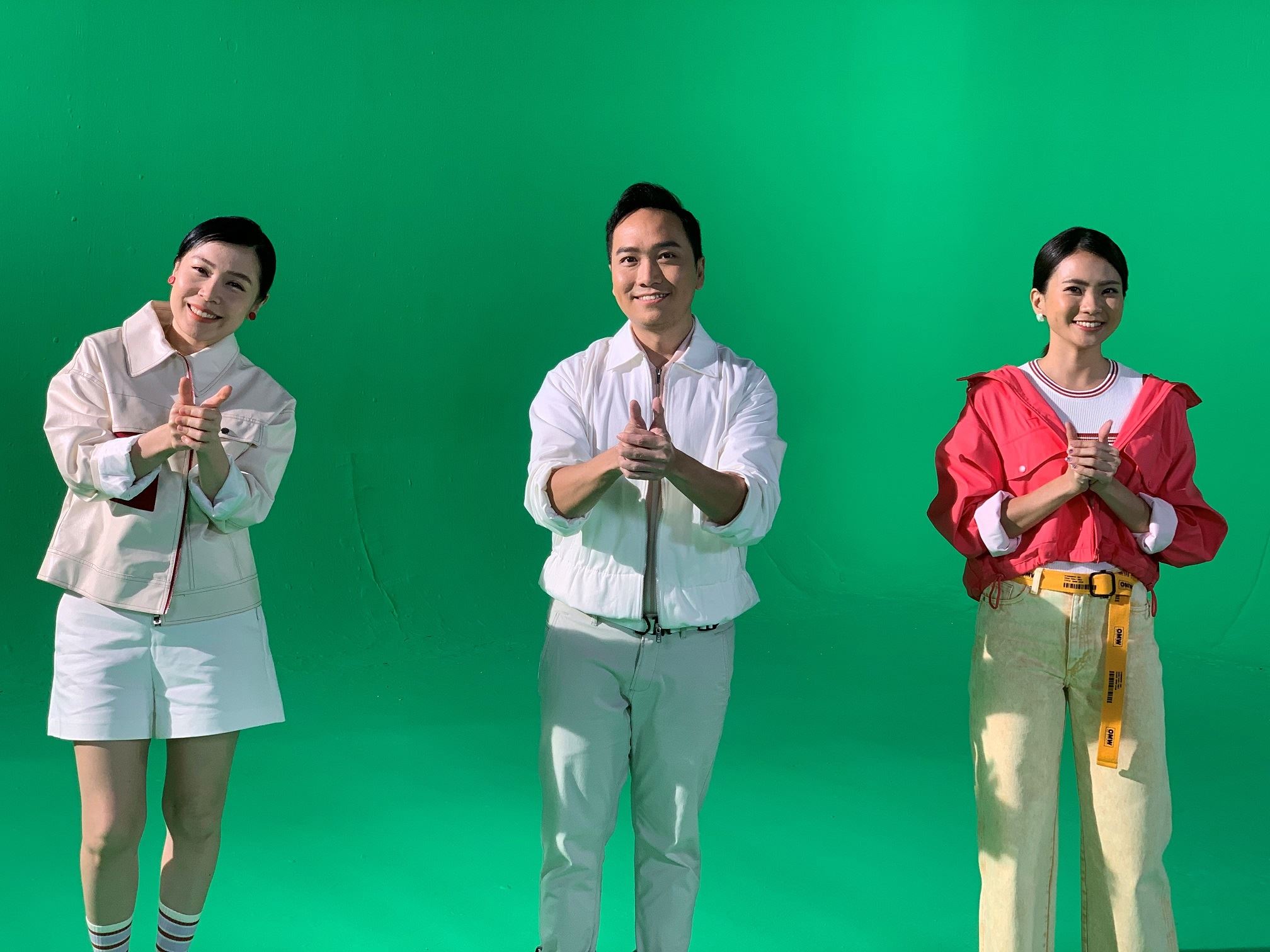 astro群星疫情下遵守社交距离分批入棚拍摄牛年贺岁主题曲 保持“心连心希望”一同高唱《元气满满moo moo哒》