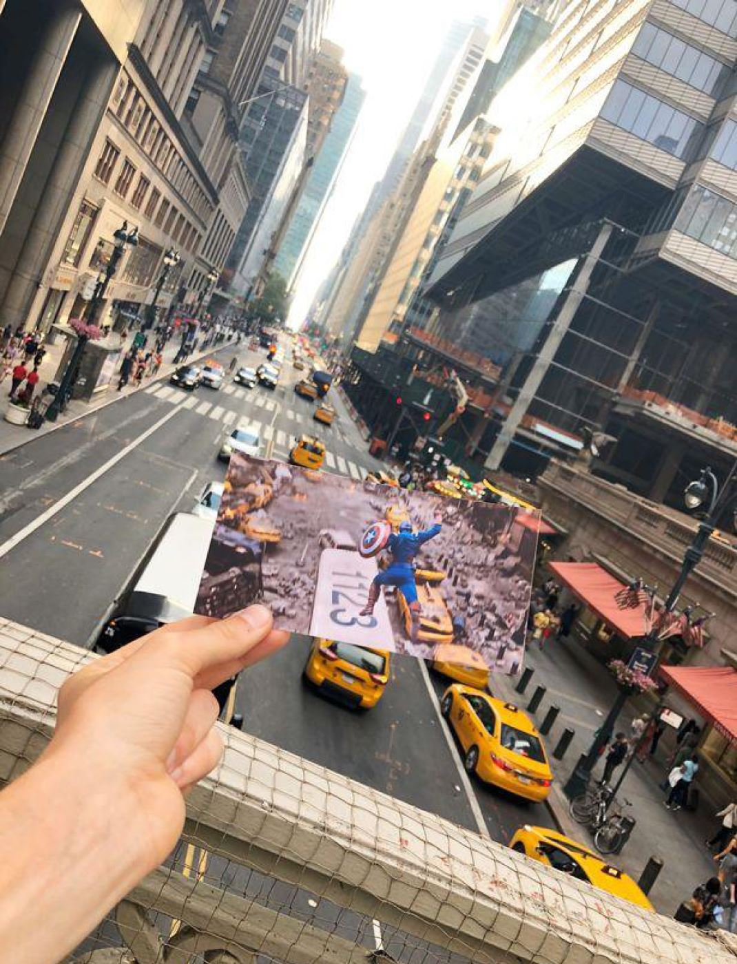 英国学生花数年“打卡”电影拍摄地! 拿剧照与真实场景合影 ! 