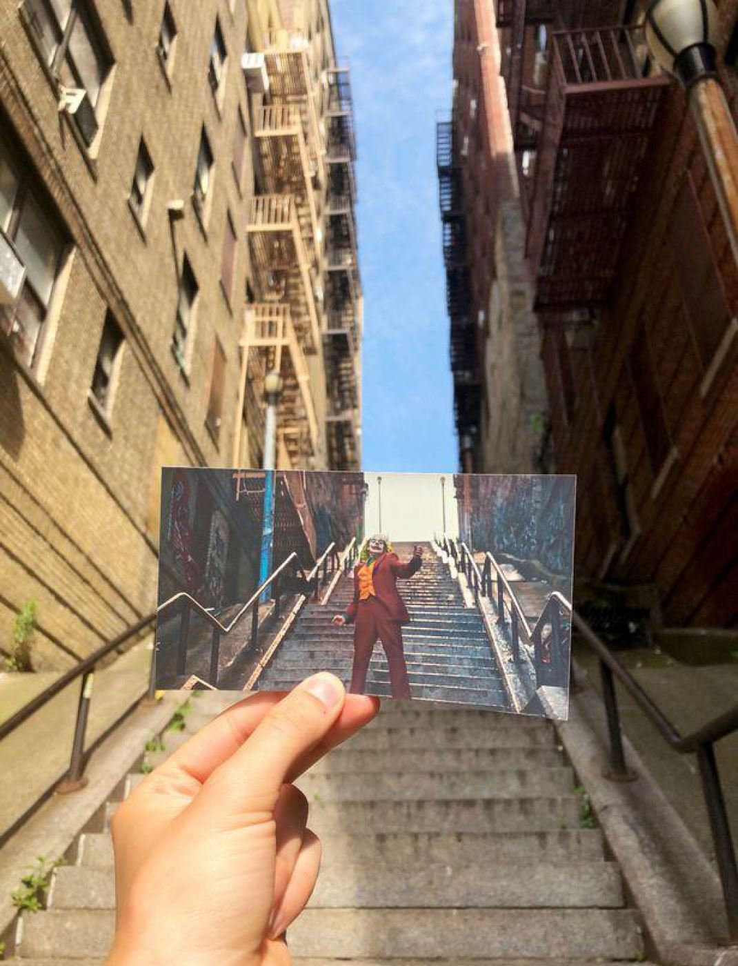 英国学生花数年“打卡”电影拍摄地! 拿剧照与真实场景合影 ! 