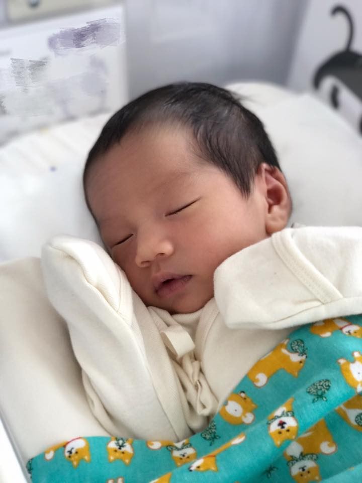 ella拍片留念 !赤膊劲宝爬爬走 道出妈妈最怕的两件事