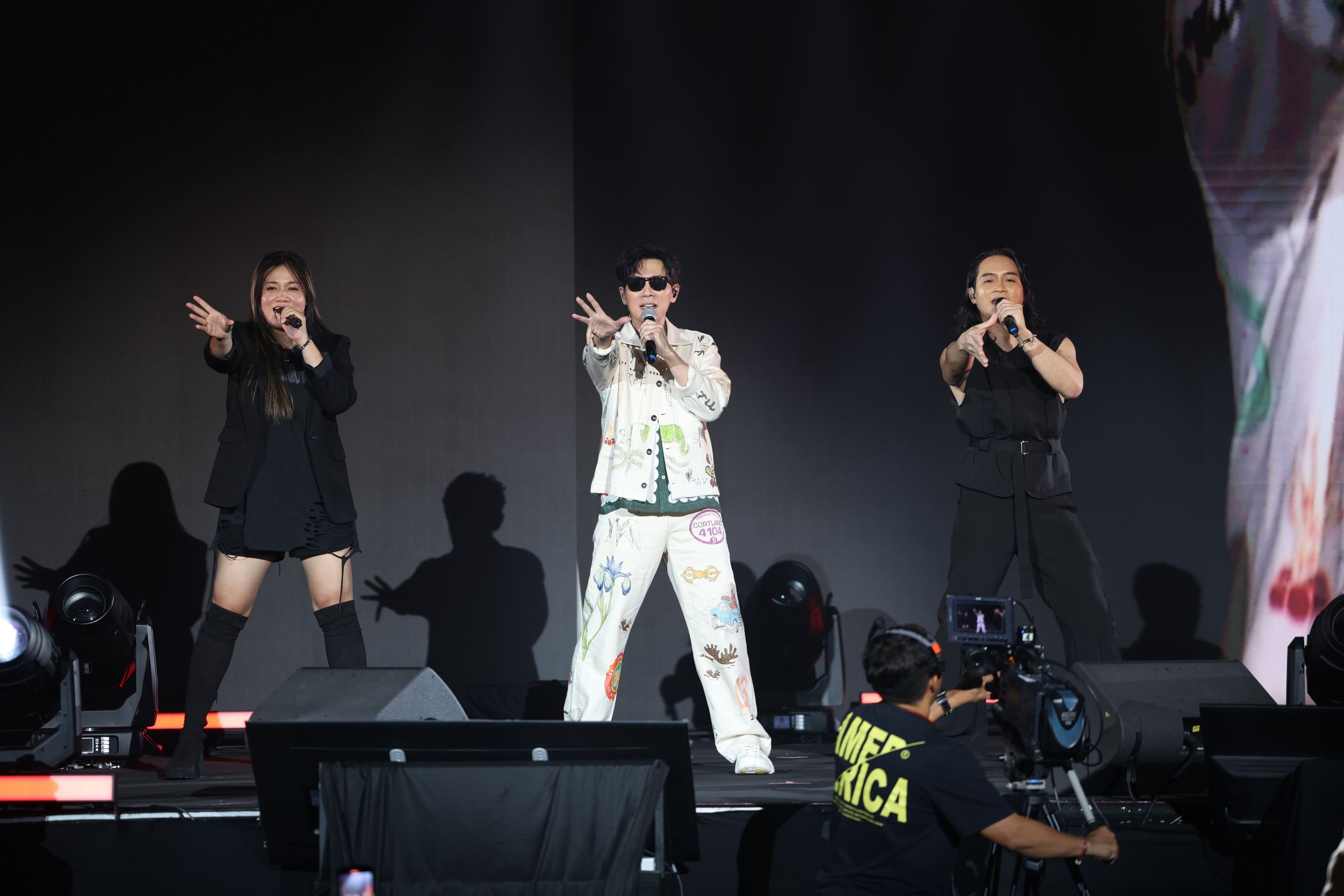 🇲🇾品冠首场⼤马个唱感动落幕🎉与阿牛合唱对面的女孩看过来🌟