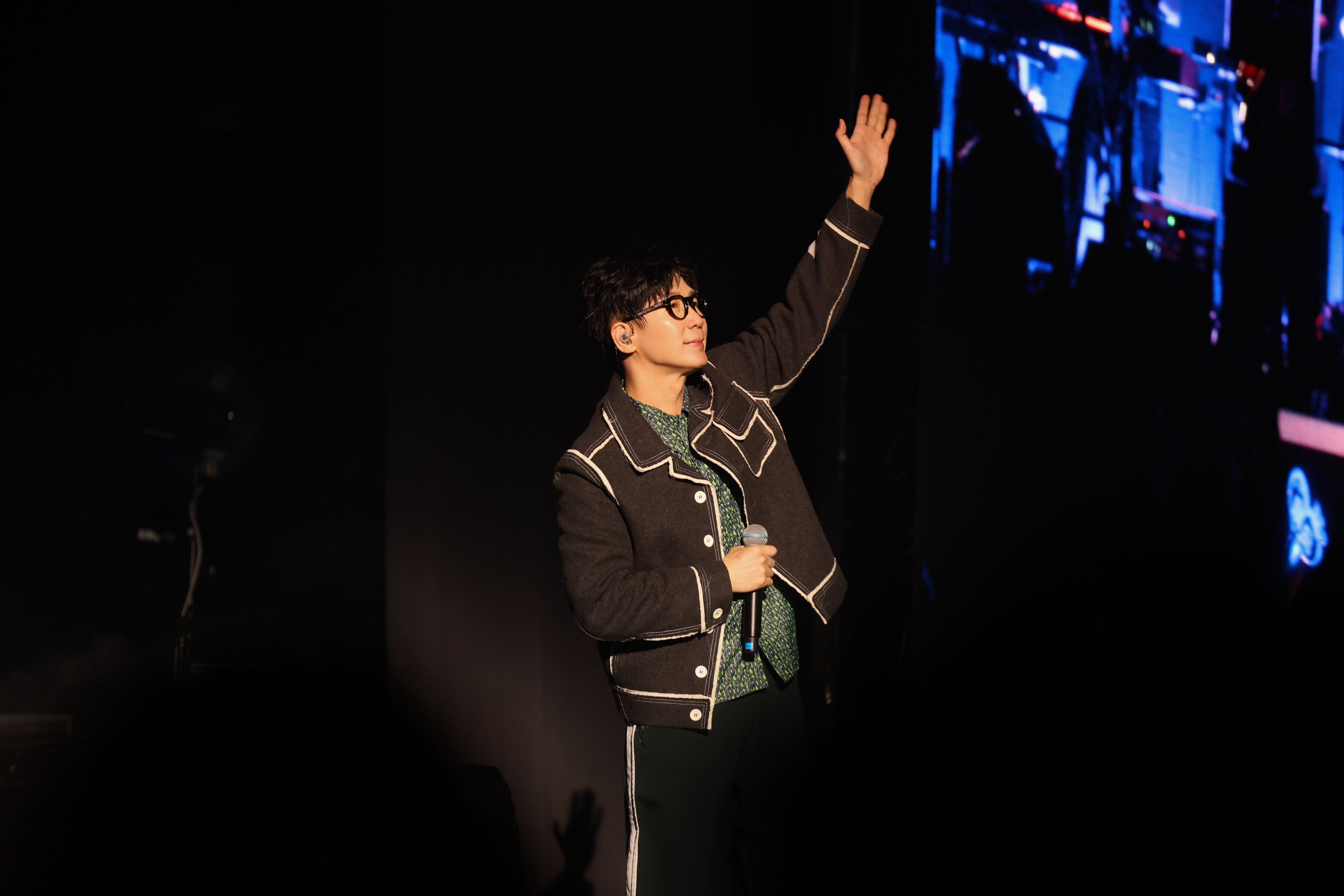 🇲🇾品冠首场⼤马个唱感动落幕🎉与阿牛合唱对面的女孩看过来🌟