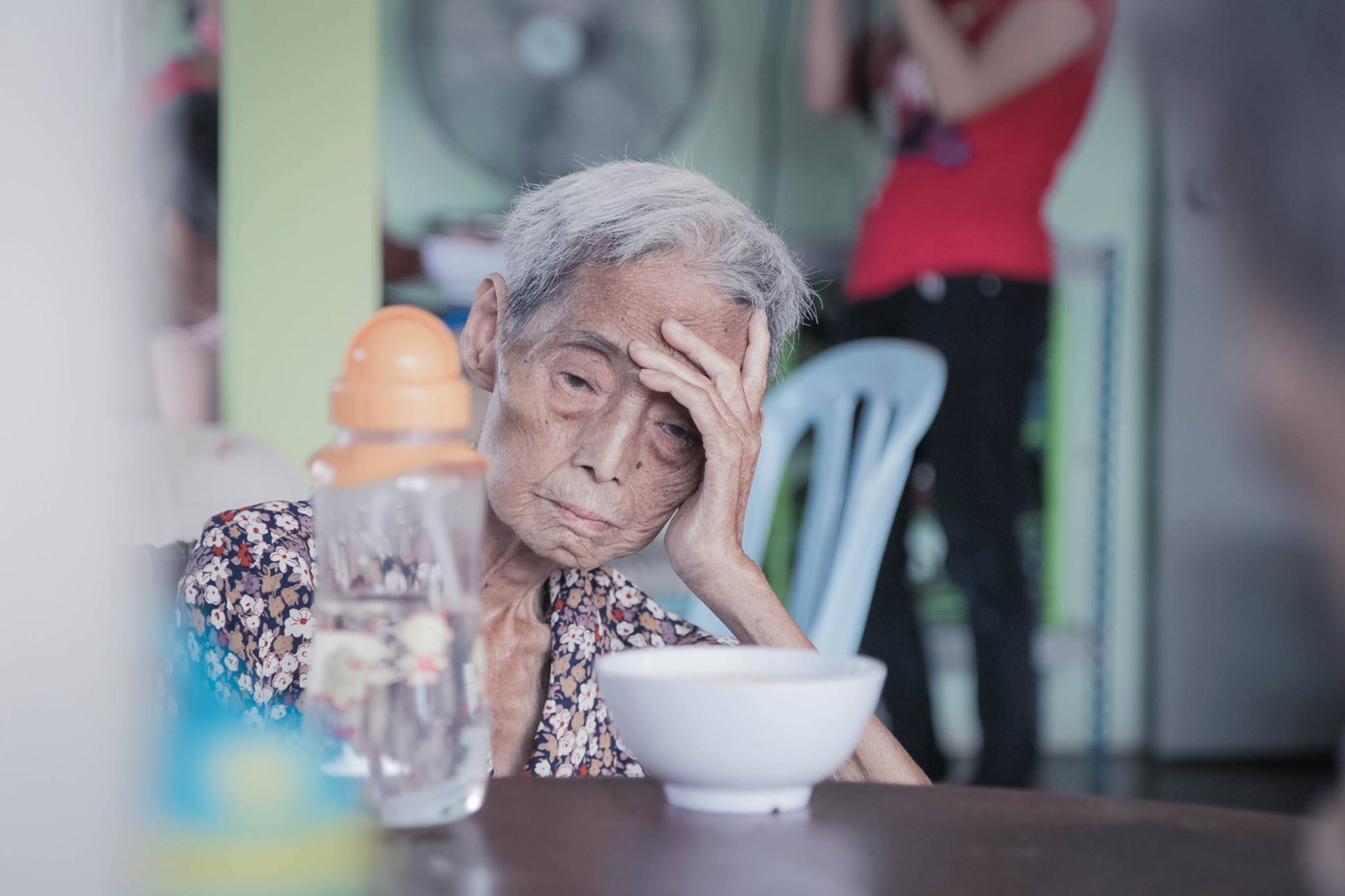 回家团圆成了他们遥不可及的愿望！请珍惜与父母相聚的时间！