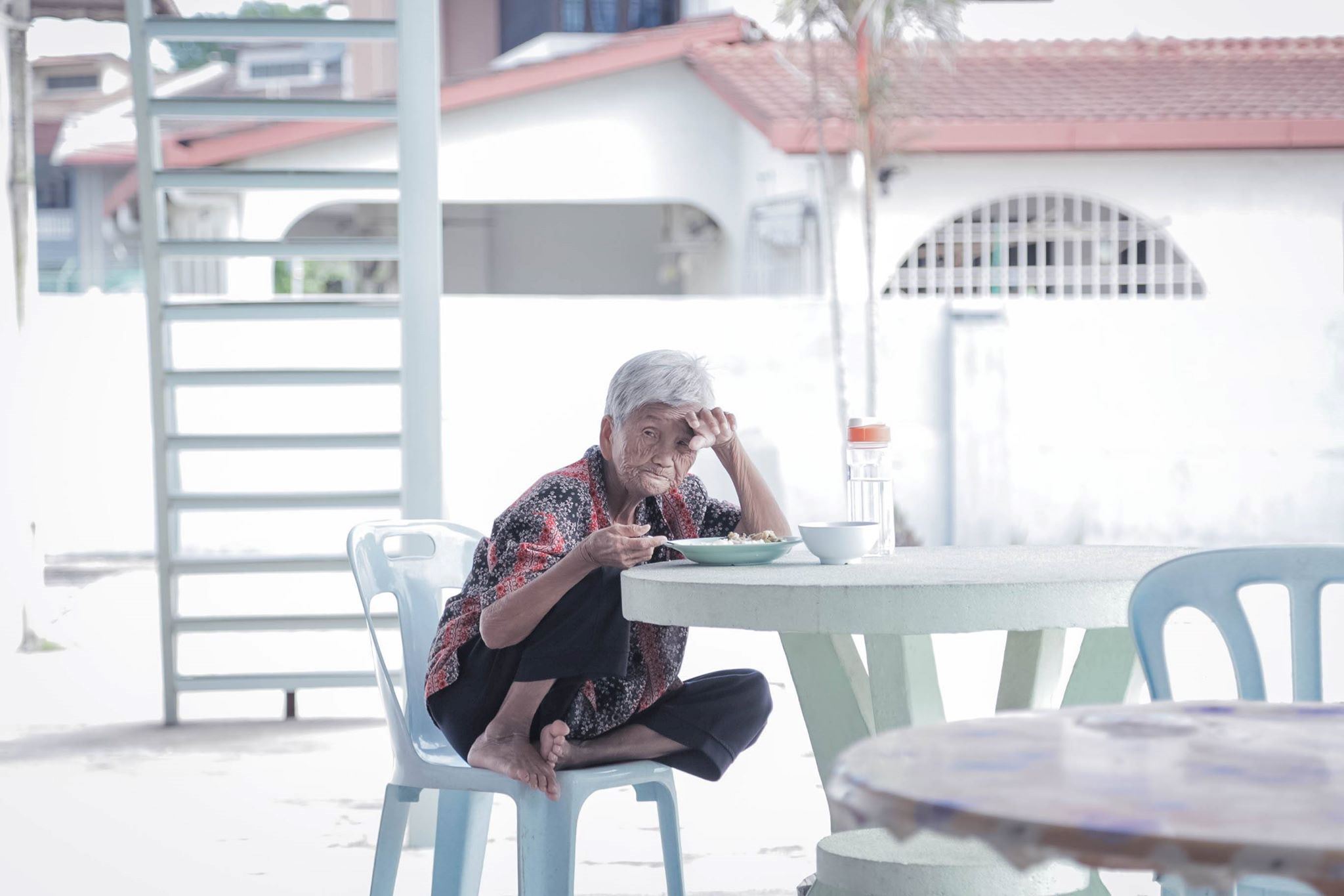 回家团圆成了他们遥不可及的愿望！请珍惜与父母相聚的时间！