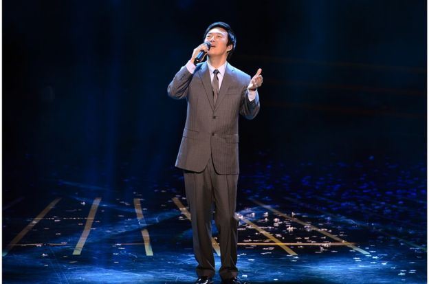 费玉清为何唱歌总是头仰？亲揭原因!