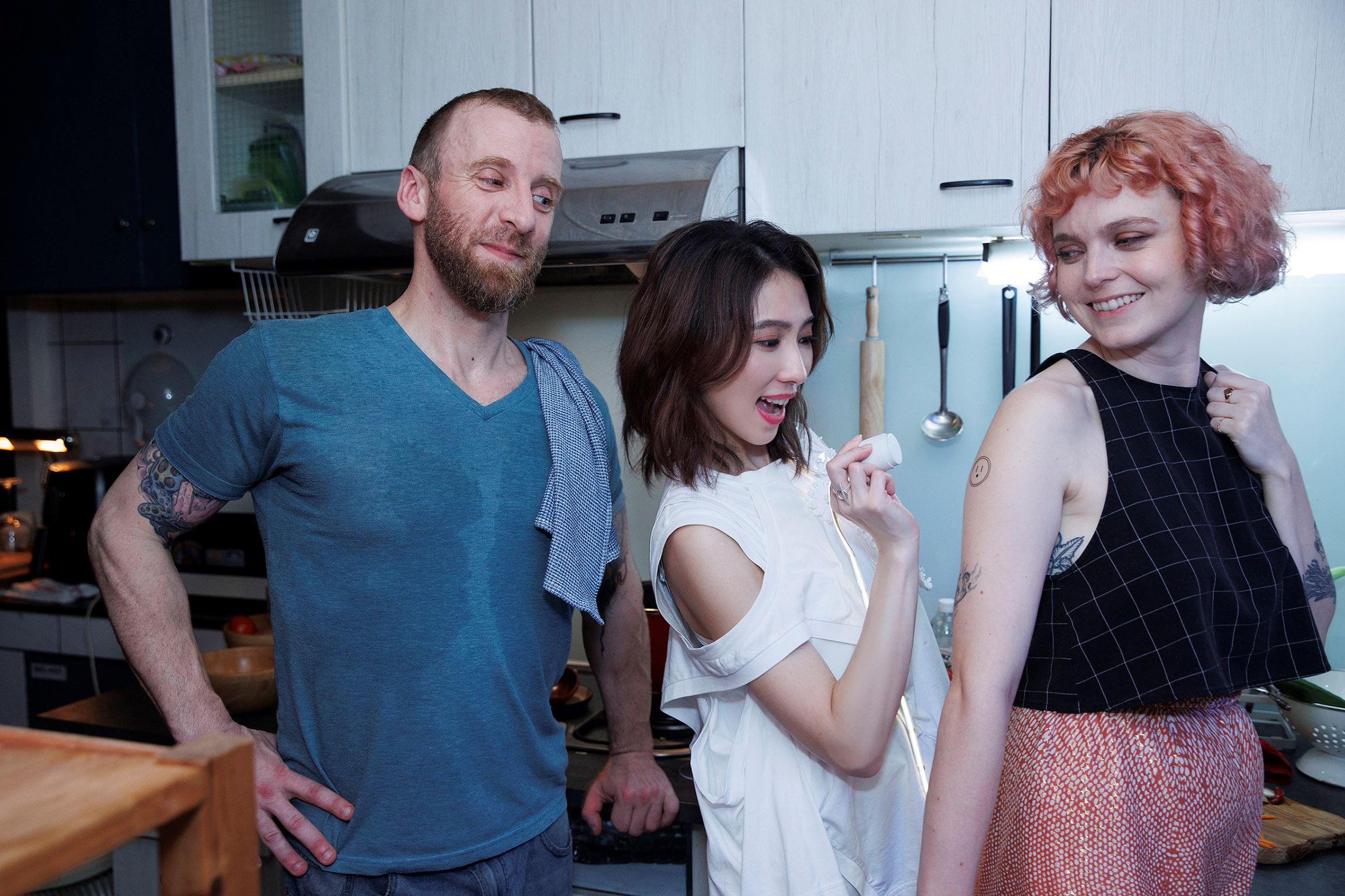 戴佩妮《多亏你啊》 化身爱的“发光体” 无私传递正能量