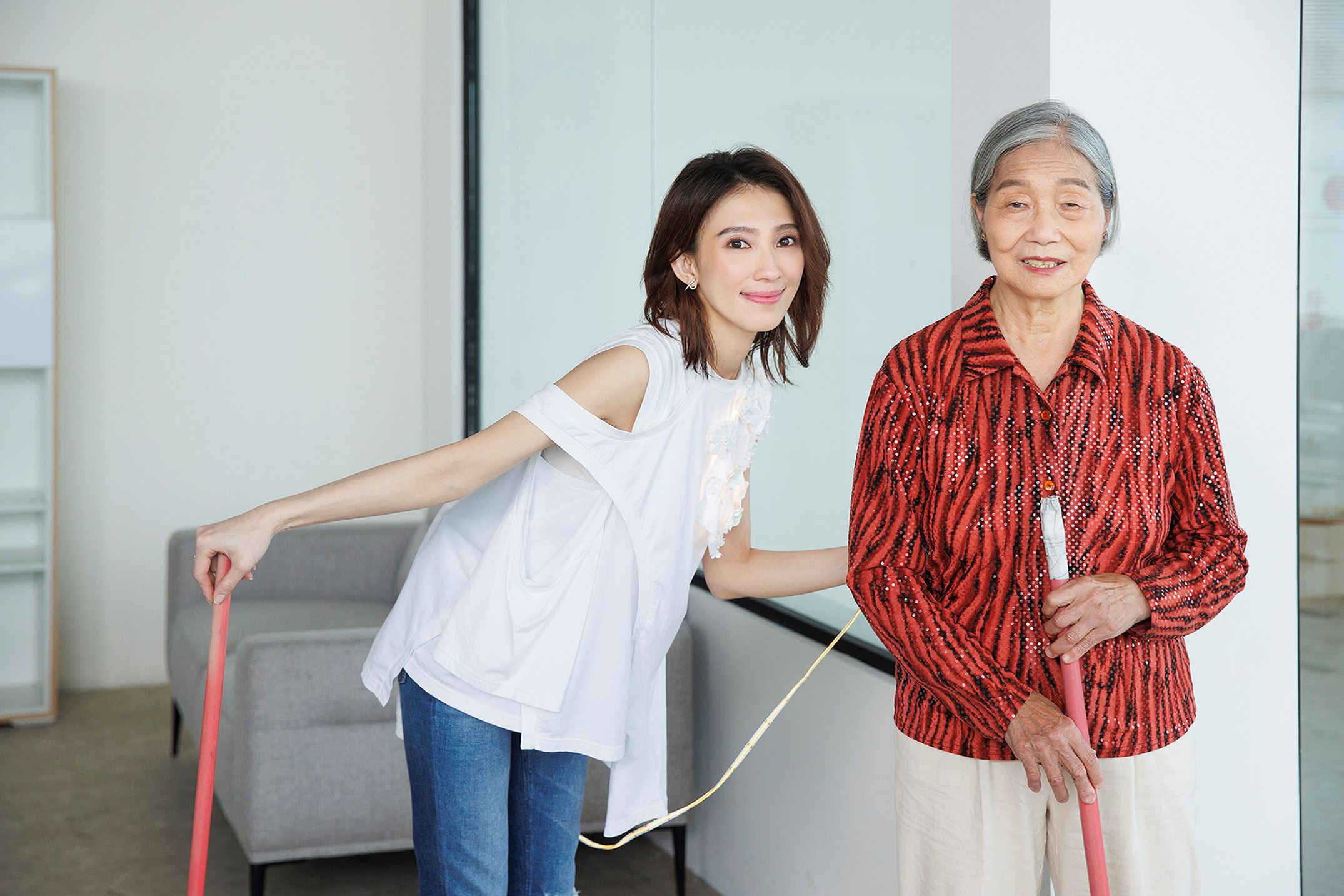 戴佩妮《多亏你啊》 化身爱的“发光体” 无私传递正能量