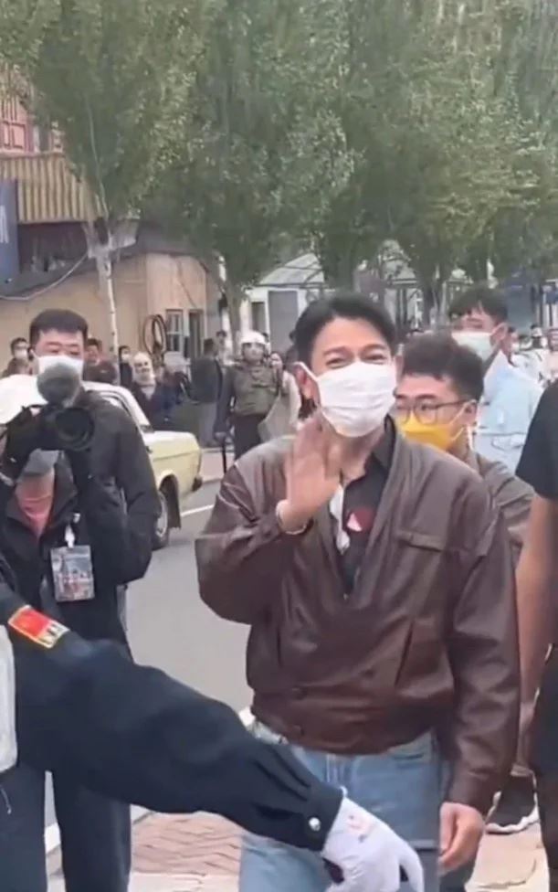 刘德华拍戏被偷拍 再现《天若有情》“华dee”造型