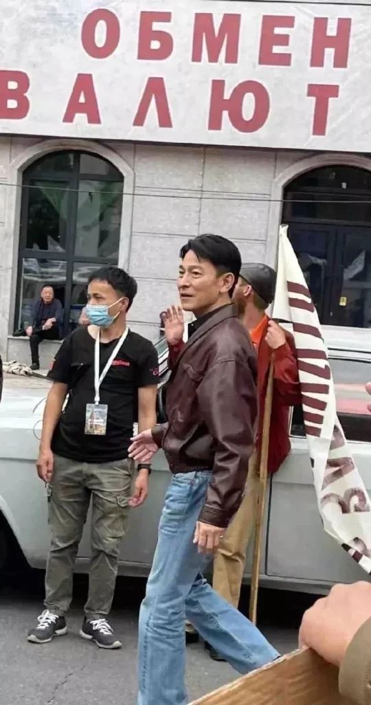 刘德华拍戏被偷拍 再现《天若有情》“华dee”造型