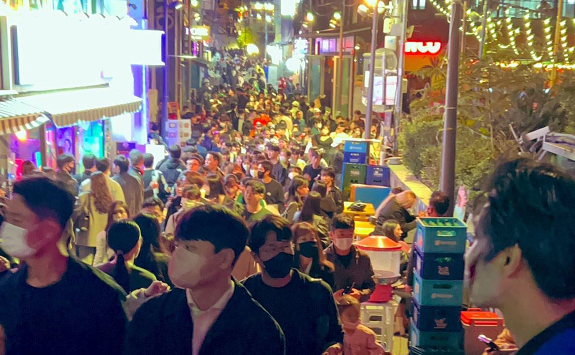 【韩国梨泰院踩踏事故】 24岁女性抢救⽆效 累计155⼈亡