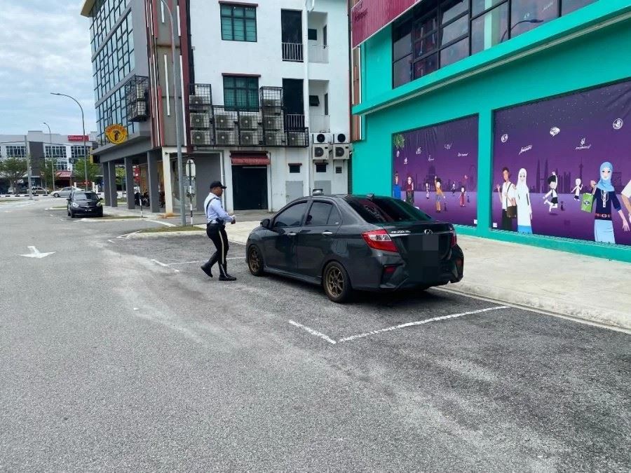 ⚠️逆向泊车就算停在格子内也会中罚单❓交警:这样很容易导致车祸❗