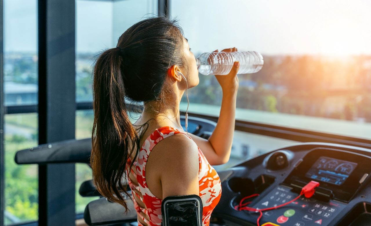 为什么运动后特别口渴? 运动前后应该如何正确补水