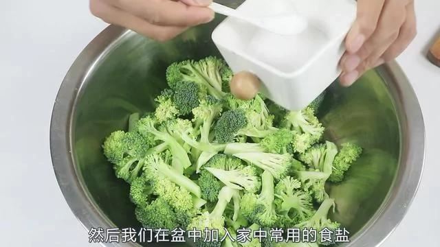 花椰菜藏着很多虫和肮脏物!就连水也洗不干净哦!