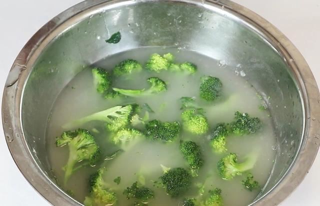 花椰菜藏着很多虫和肮脏物!就连水也洗不干净哦!