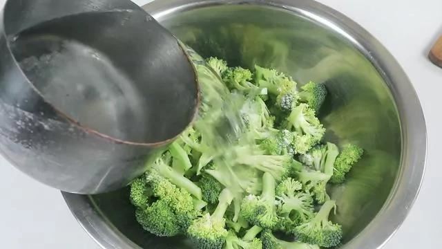 花椰菜藏着很多虫和肮脏物!就连水也洗不干净哦!