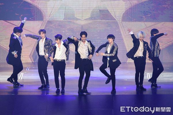 才唱三首全喘气声！sj累瘫叫粉丝回家：今天取消吧