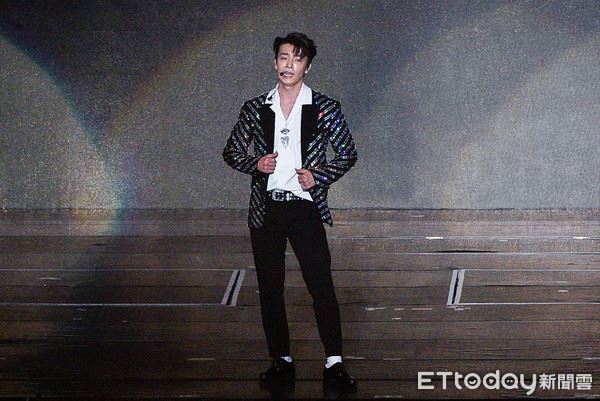 才唱三首全喘气声！sj累瘫叫粉丝回家：今天取消吧