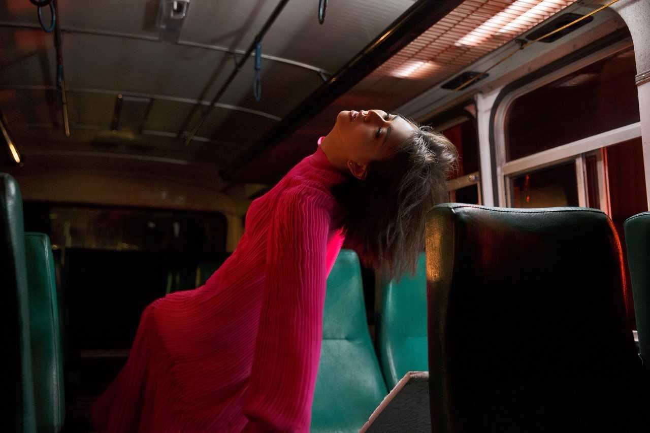 孙燕姿mv导演处女作!《跳舞的梵谷》化身红衣小女孩雨中狂舞