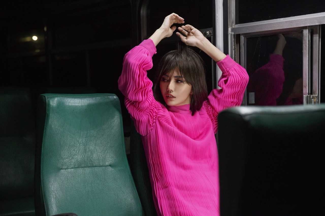 孙燕姿mv导演处女作！《跳舞的梵谷》化身红衣小女孩雨中狂舞